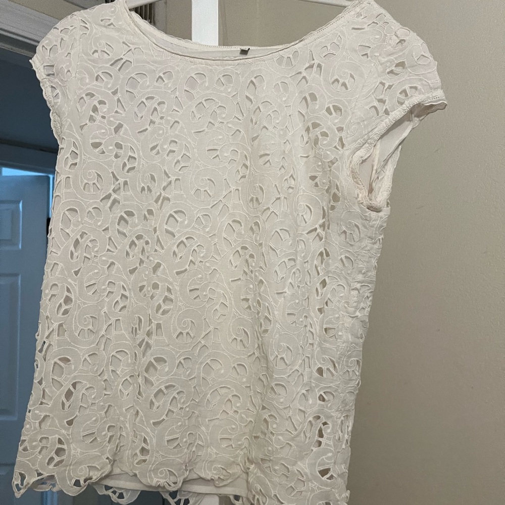 Cap sleep cream colored shirt